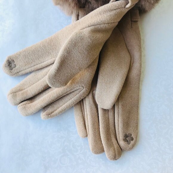 London Fog Faux Fur Gloves Women’s  Touch Screen Compatible Tan NWT - Picture 3 of 4